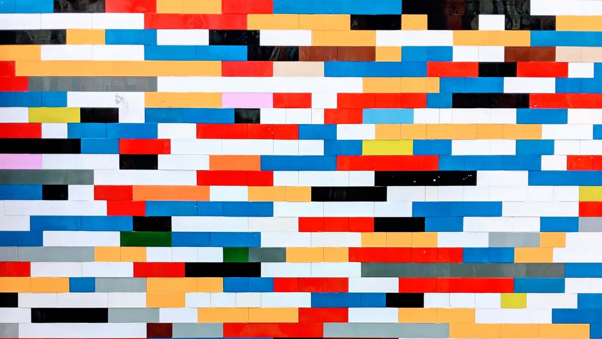A picture of wall made out of lego, taken from front face.